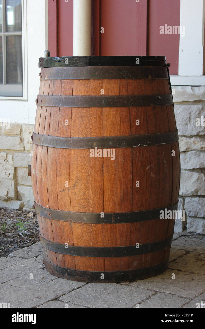 Baril de vin recyclé comme poubelle publique. Banque D'Images