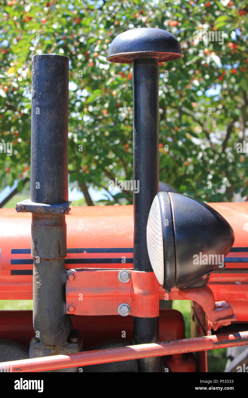 Gros plan d'un tracteur agricole rouge vif. Banque D'Images