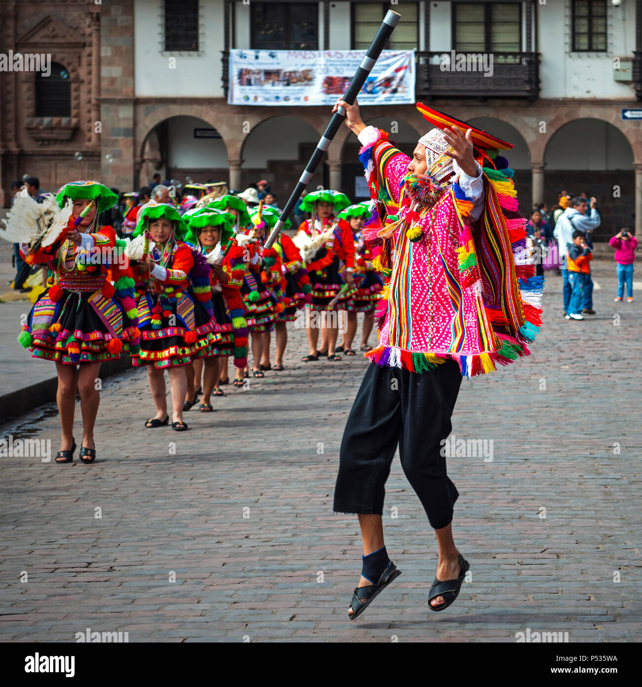 Jeune danseur Quechua d'effectuer au cours de l'Inti Raymi festival Sun en costume traditionnel et chapeau sur la Plaza de Armas de Cusco, Pérou. Banque D'Images