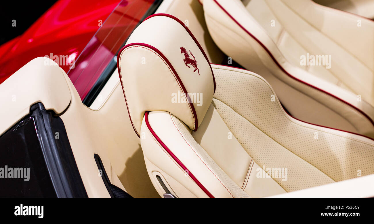 Les sièges d'une Ferrari 458 Spider de luxe Banque D'Images