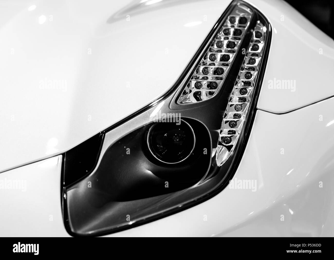 Le phare d'une voiture super FF Ferrari moderne Banque D'Images