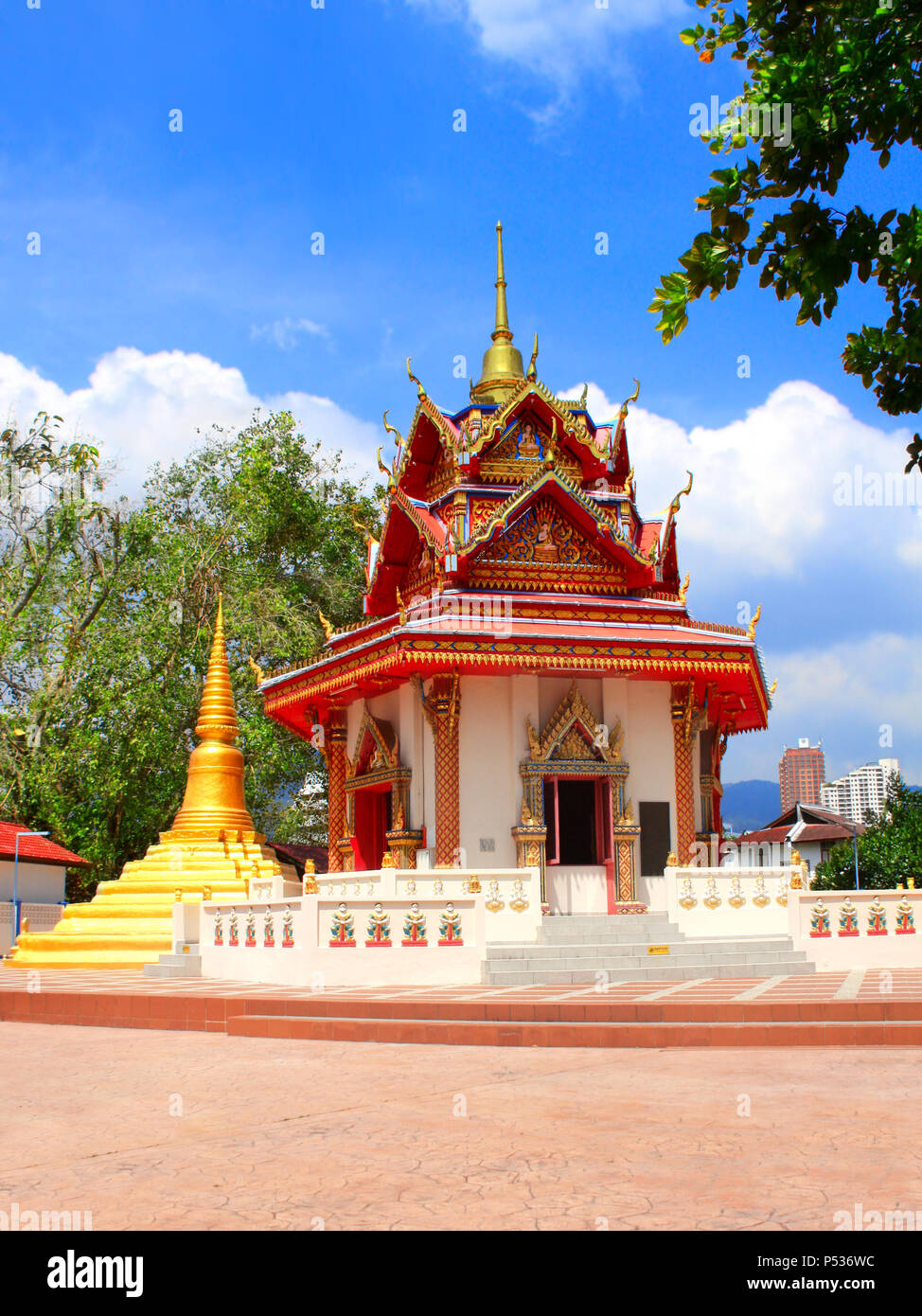 Dans le pavillon, Pulau Tikus (temple bouddhiste thaï Wat Chayamangkalaram), célèbre attraction touristique à Georgetown, l'île de Penang, Malaisie Banque D'Images