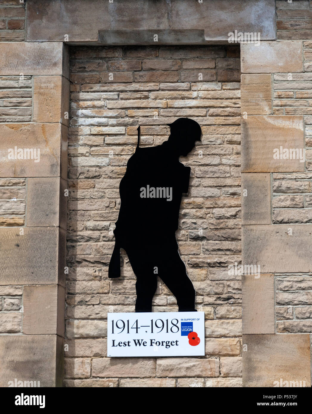 Silhouette d'un WW1 soldat avec un Royal British Legion pour ne pas oublier de signer, Barnard Castle, comté de Durham, Royaume-Uni. Banque D'Images