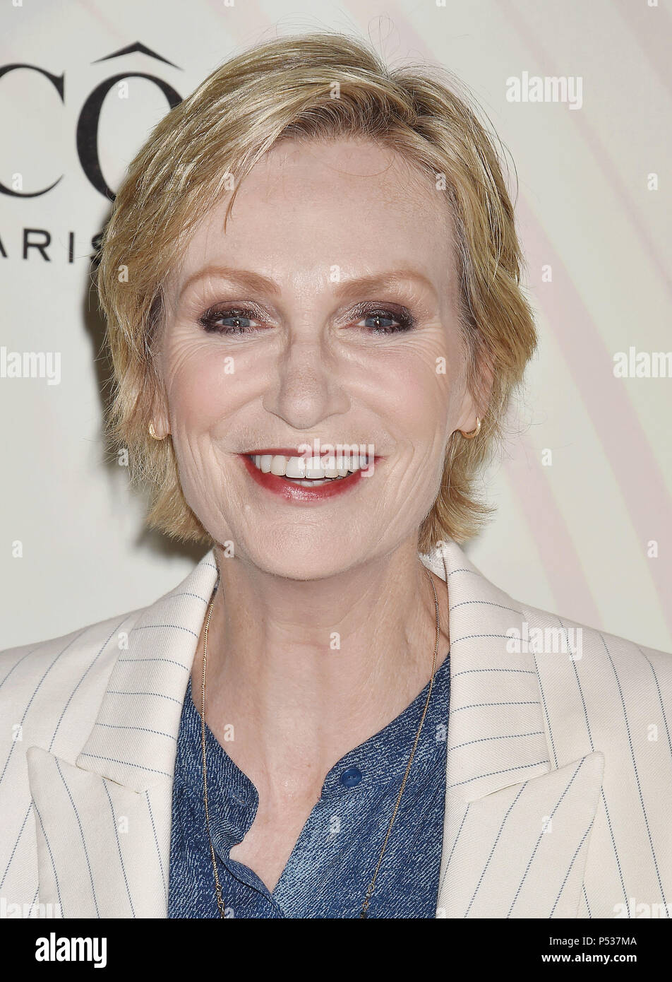 L'actrice JANE LYNCH film nous assiste à la Women in Film Crystal  + Lucy Awards 2018 au Beverly Hilton Hotel, le 13 juin 2018 à Beverly Hills, Californie. Photo : Jeffrey Mayer Banque D'Images