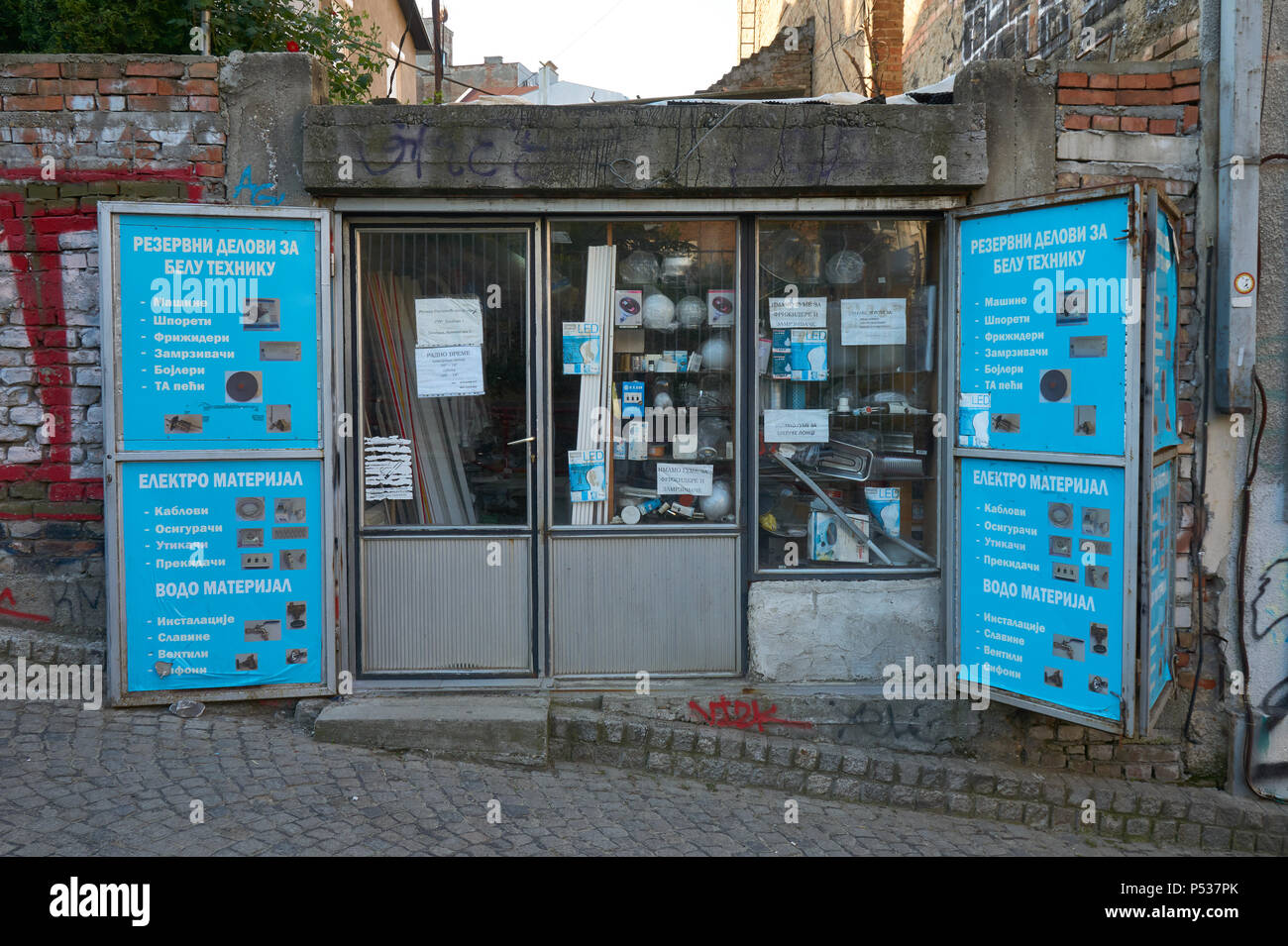 Belgrade, Serbie - mai 03, 2018 : Matin sur Kamenicka rue. Petite boutique de l'entrepreneur serbe est sur la droite. Chef d'entreprise vend des pièces de rechange pour h Banque D'Images
