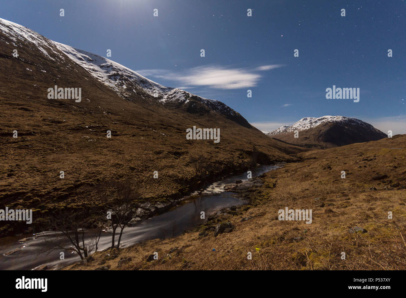 Glen Etive au clair de lune. Une exposition de 30 secondes à près de minuit. Région des Highlands, Ecosse, Royaume-Uni Banque D'Images