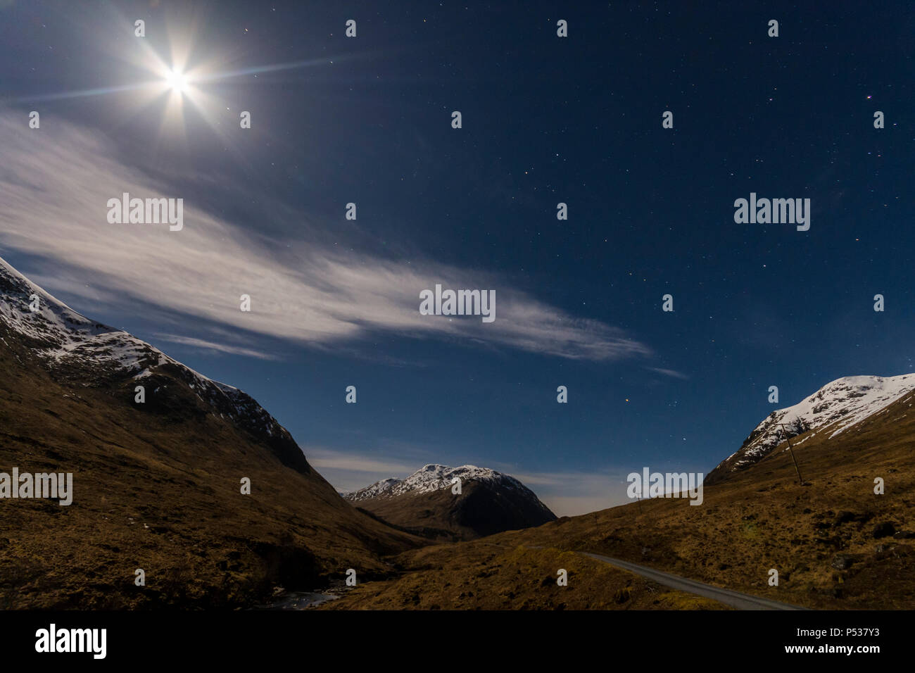 Glen Etive au clair de lune. Une exposition de 30 secondes à près de minuit. Région des Highlands, Ecosse, Royaume-Uni Banque D'Images