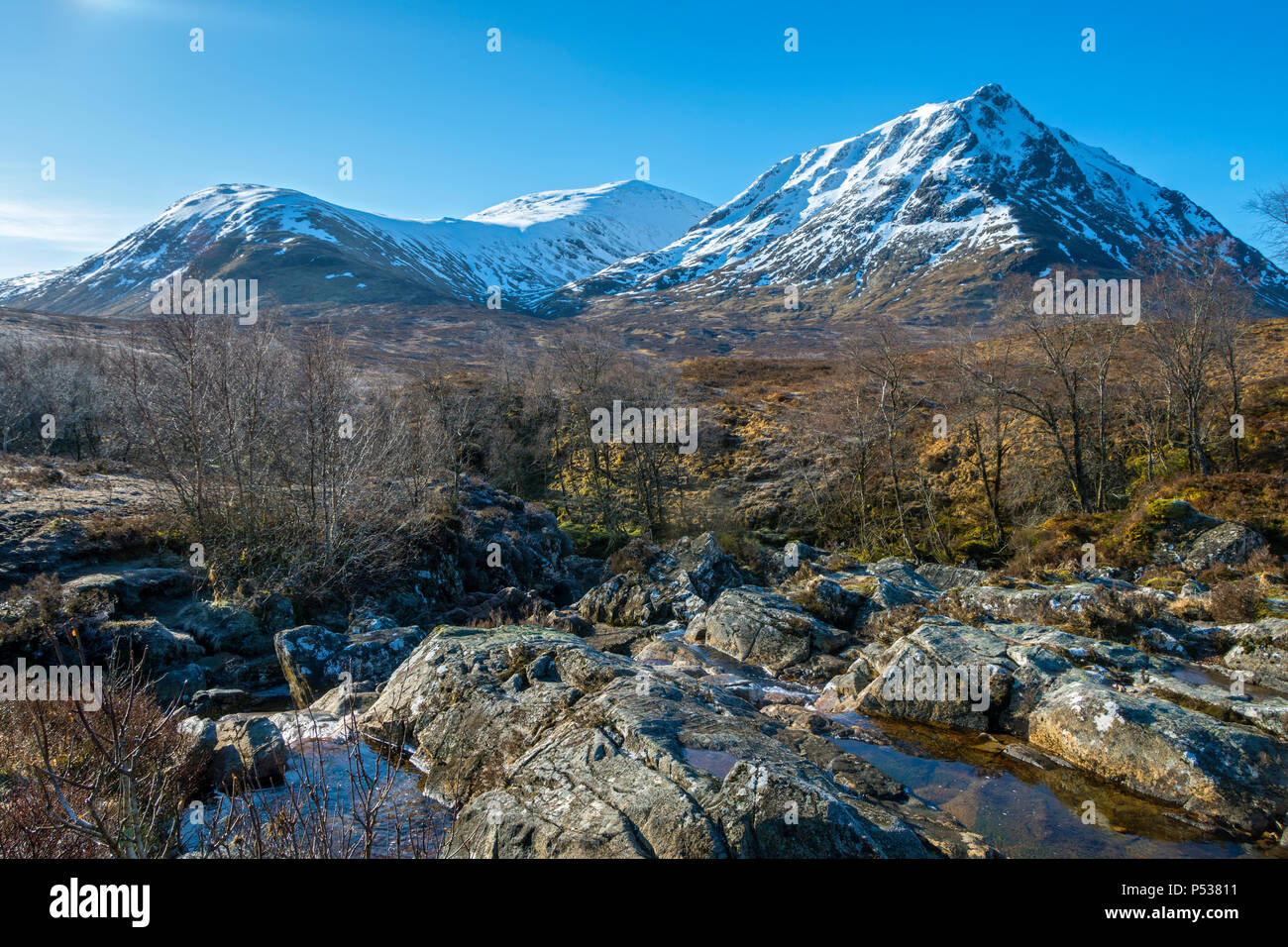 Crèise et Meall na Sròn a' Bhùiridh Blackmount dans la gamme, de la rivière, Coupall Rannoch Moor, région des Highlands, Ecosse, Royaume-Uni Banque D'Images