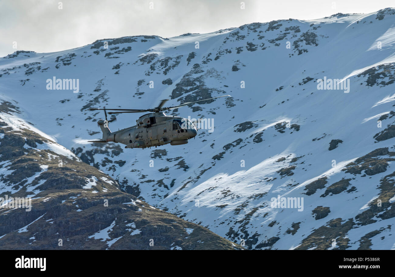 La Marine royale hélicoptère Merlin Mk2, Glencoe, région des Highlands, Ecosse, Royaume-Uni Banque D'Images