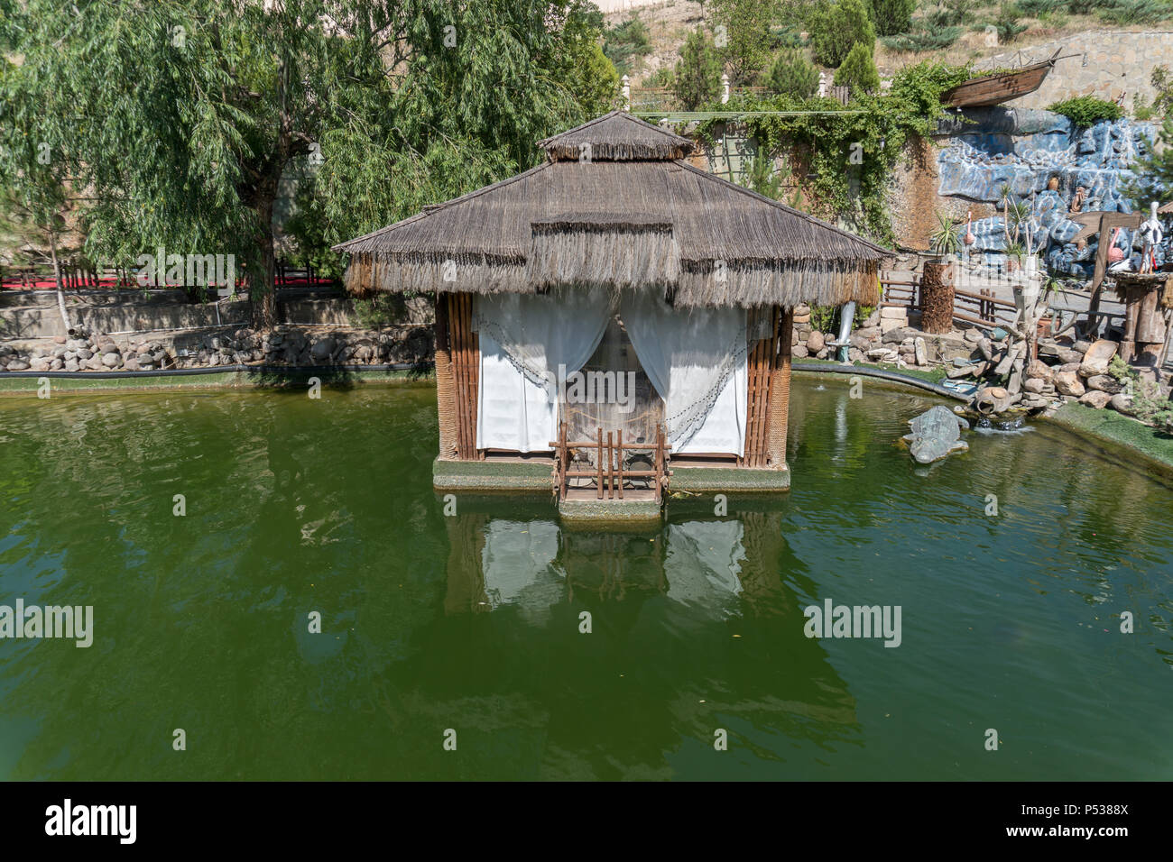 Petite chambre ou salon de thé sur un lac. Banque D'Images