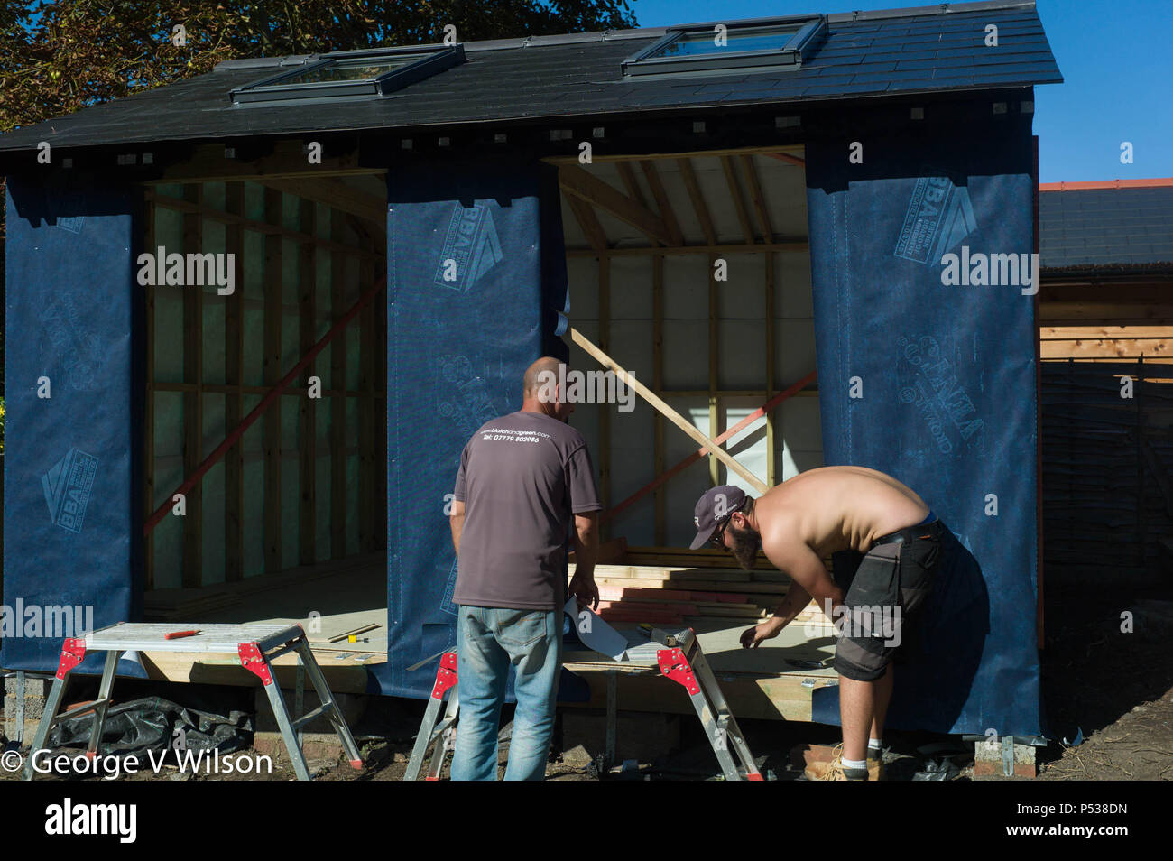 Ceux qui construisent un grand abri dans un jardin Banque D'Images