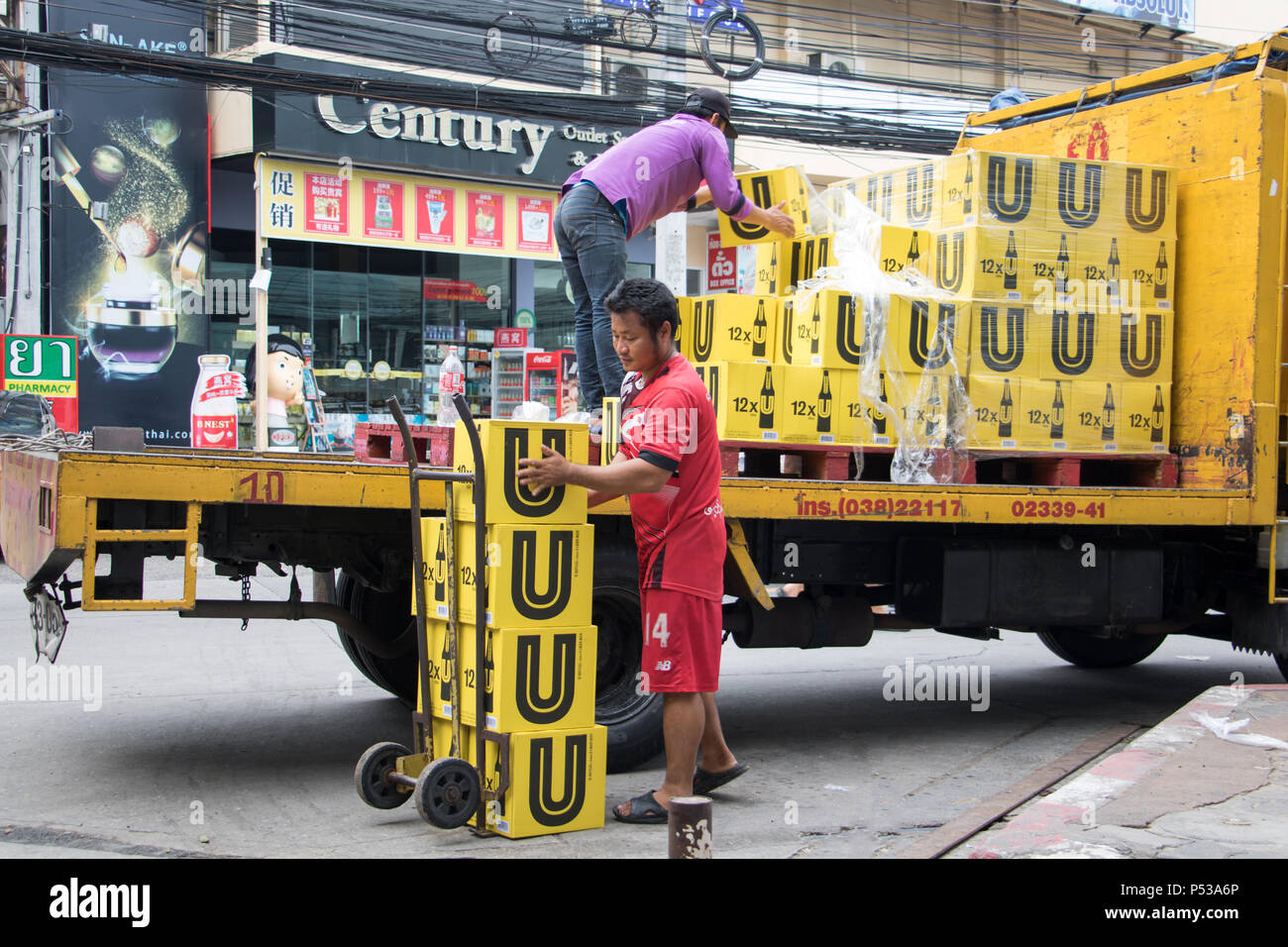 PATTAYA, THAÏLANDE, Apr 29 2018, des camions de livraison de bière dans la rue, Pattaya Banque D'Images