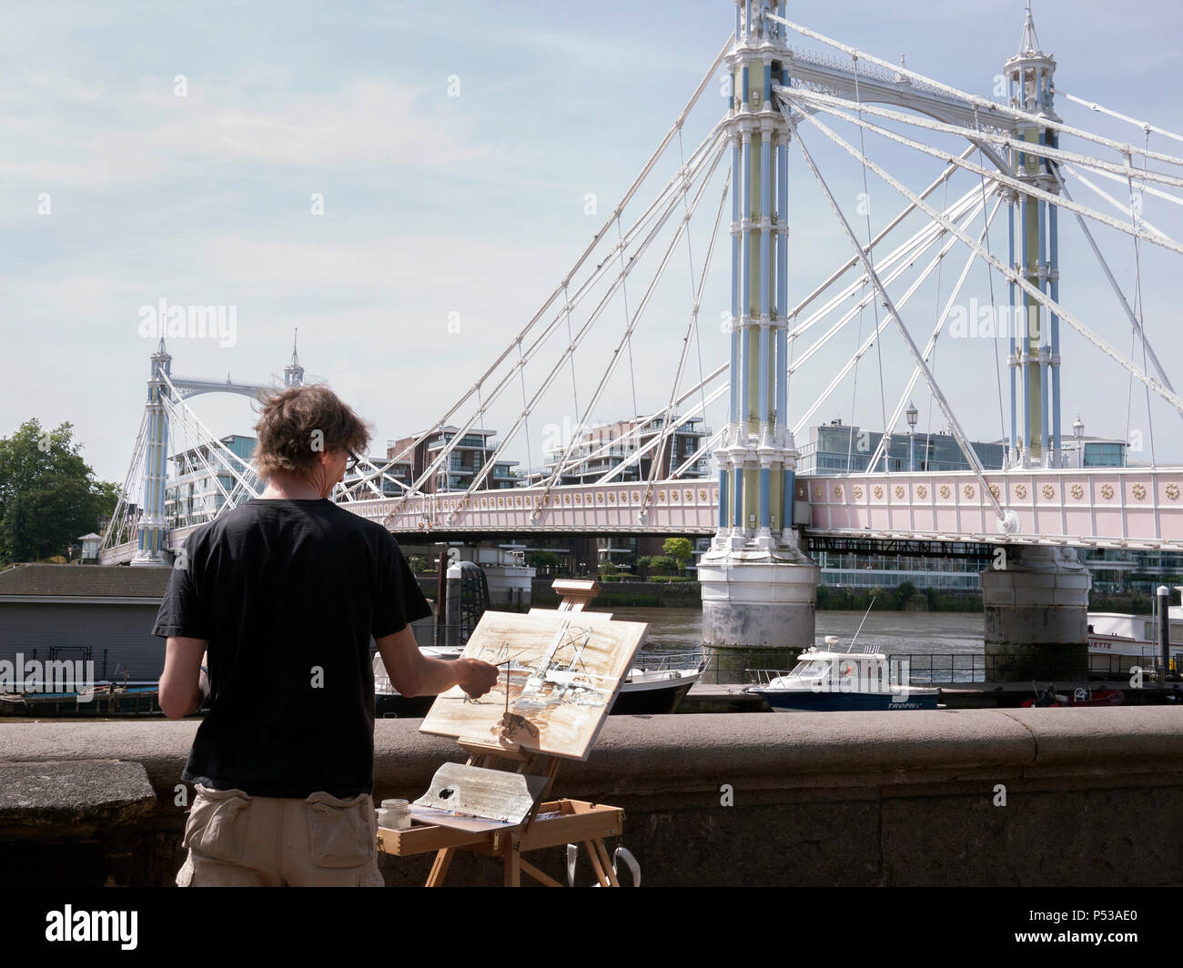 Peintre de paysage sur toile de l'Albert Bridge Chelsea London UK Banque D'Images