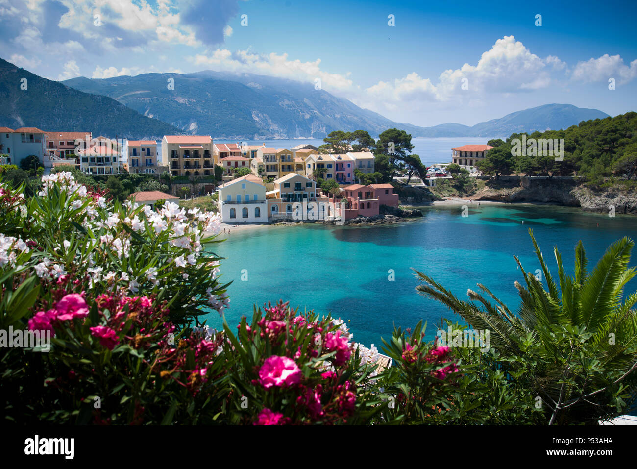 La belle station d'Assos sur la Grèce Céphalonie. Entouré de pins et les collines rend la retraite parfaite. Banque D'Images