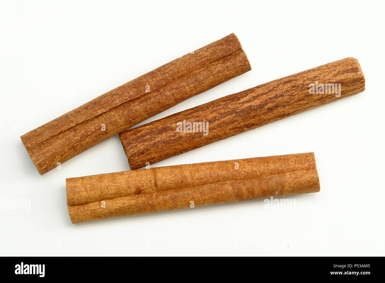 Pile de bâtons de cannelle (isolé sur fond blanc) Banque D'Images