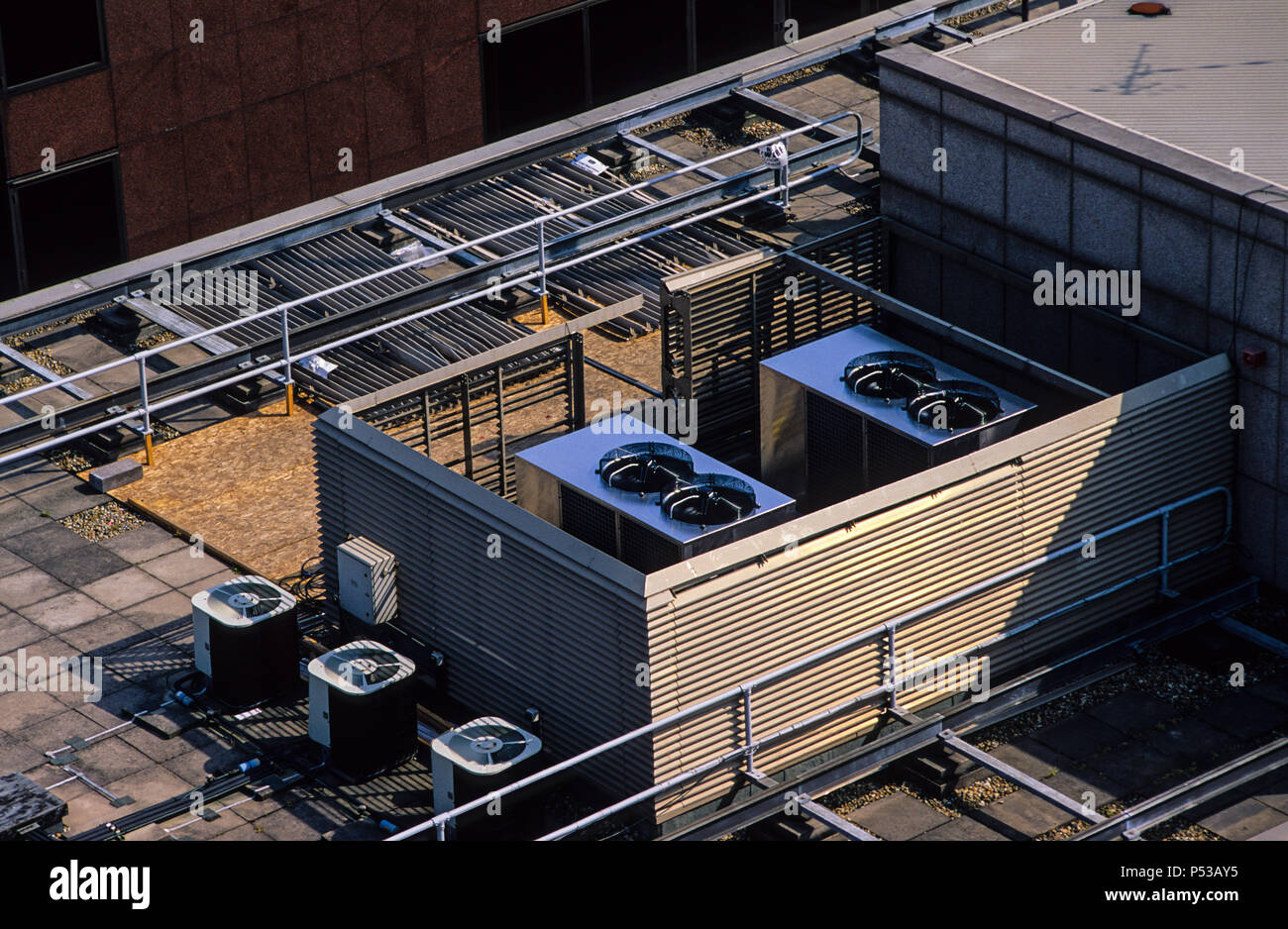 Des systèmes de climatisation, toiture du bâtiment, Londres, Angleterre, RU, FR. Banque D'Images