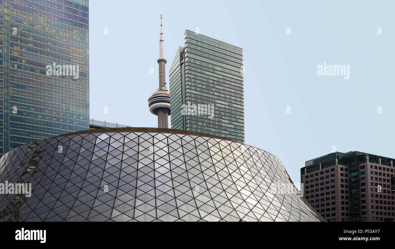 Le Roy Thompson Hall de Toronto avec la Tour CN derrière Banque D'Images