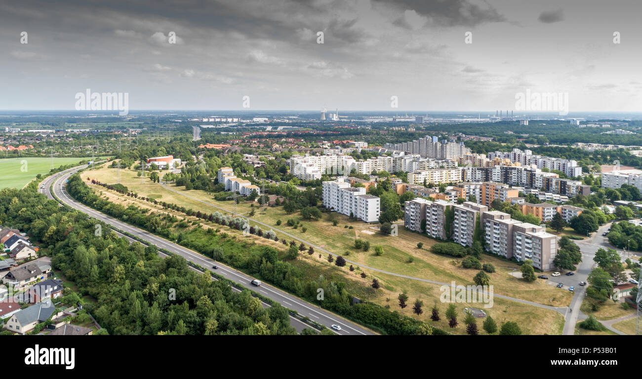 Règlement laid de grands immeubles avec appartements bon marché juste à côté d'une autoroute à Wolfsburg, en Allemagne. Banque D'Images