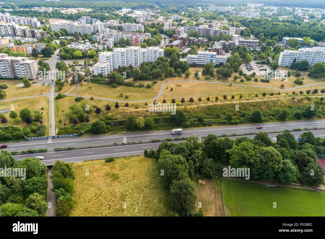 Règlement laid de grands immeubles avec appartements bon marché juste à côté d'une autoroute à Wolfsburg, en Allemagne. Banque D'Images