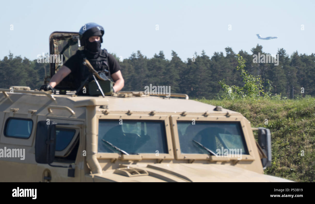 Par voiture et avion militaire Banque D'Images