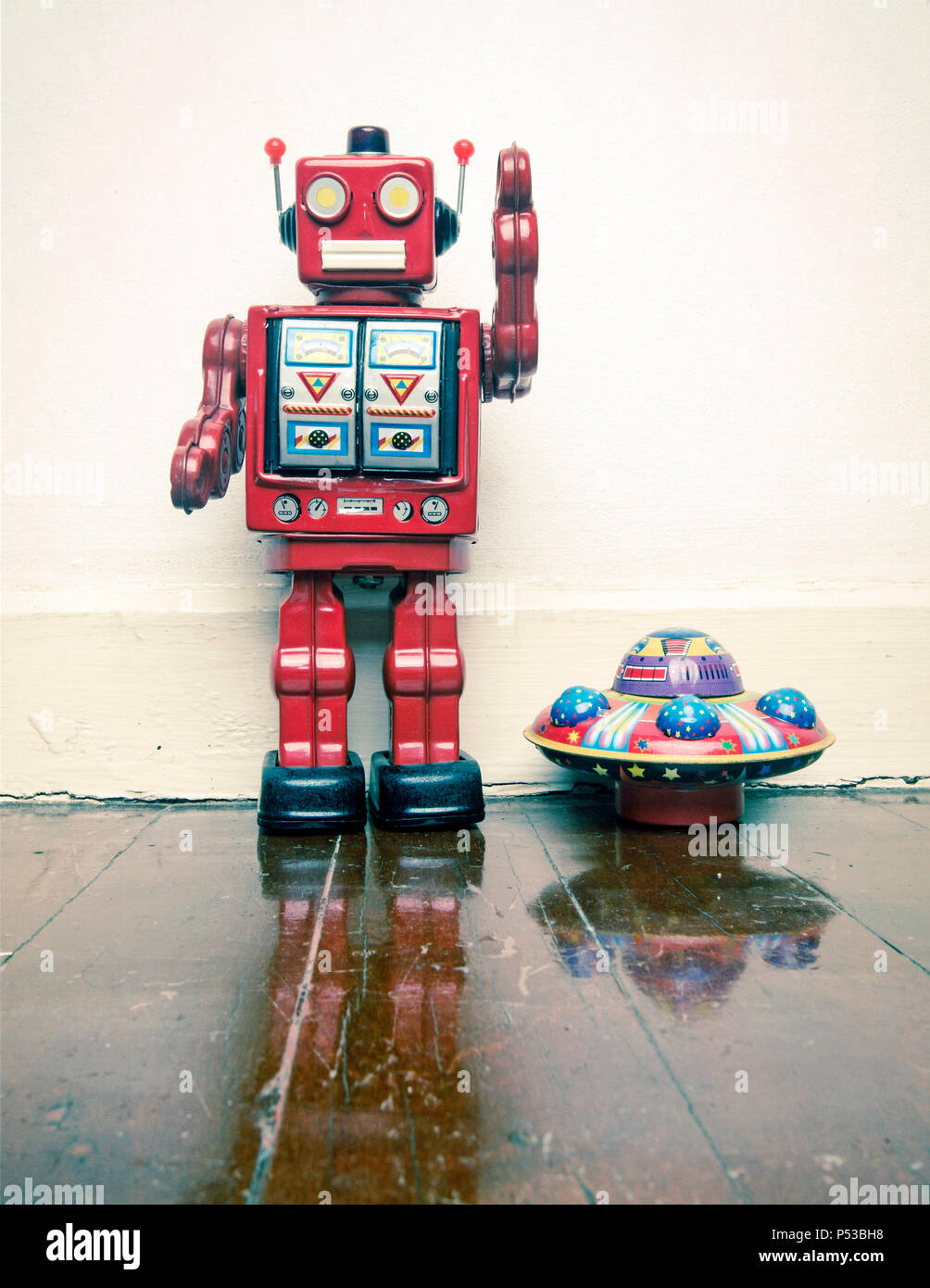 Robot vintage jouet jouet par un OVNI sur un vieux plancher en bois avec  réflexion Photo Stock - Alamy