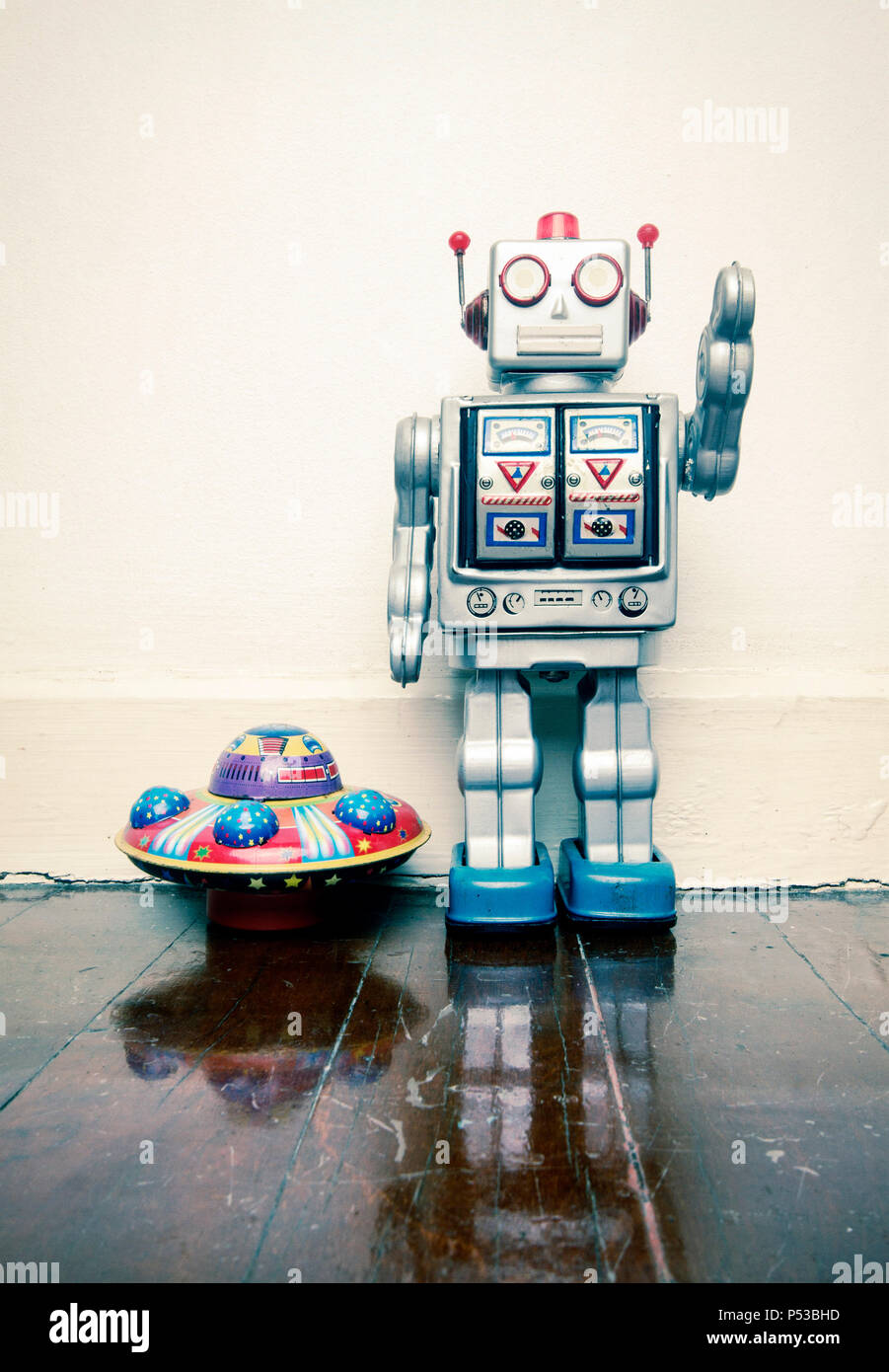 Robot vintage jouet jouet par un OVNI sur un vieux plancher en bois avec  réflexion Photo Stock - Alamy