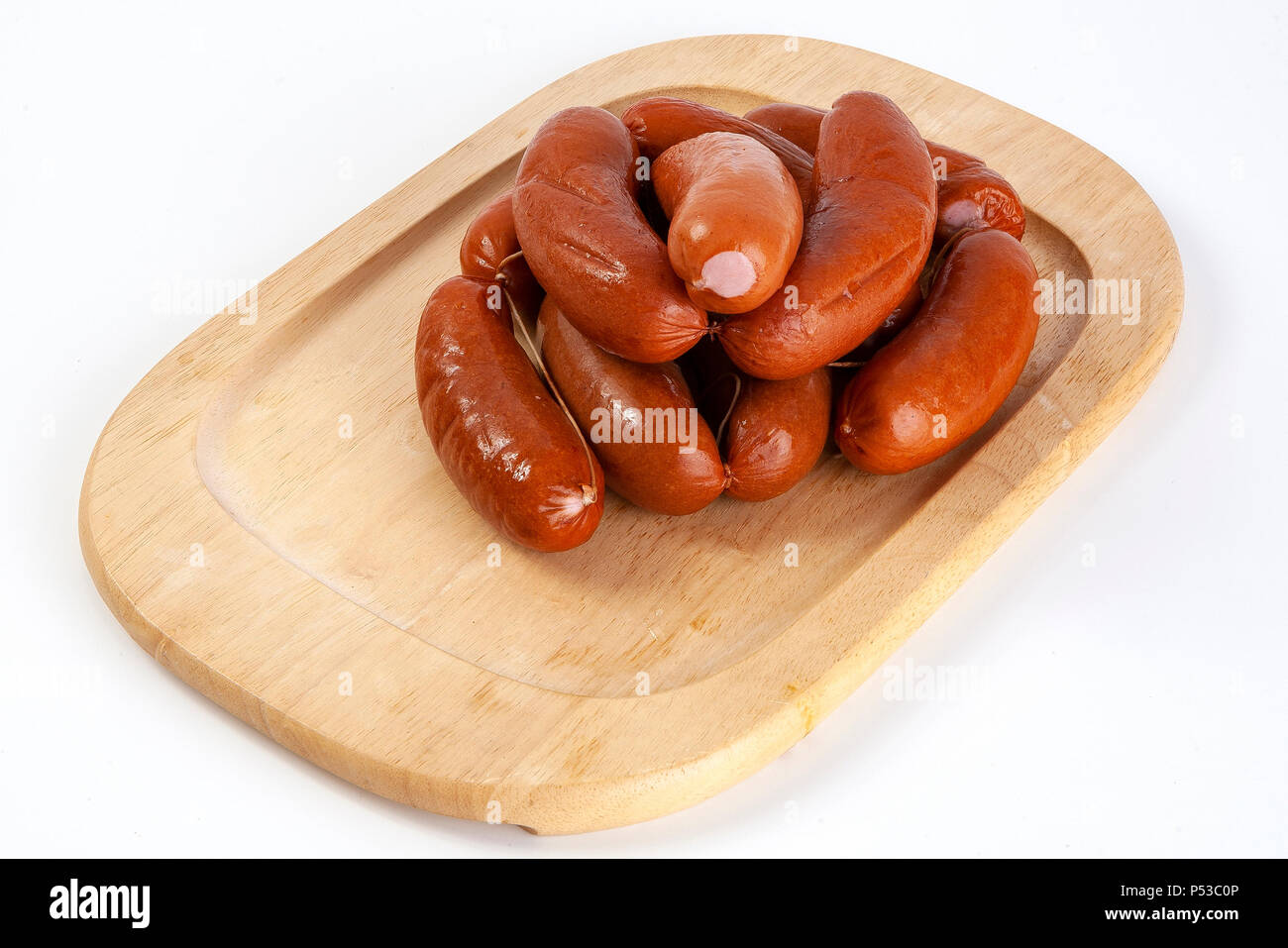 Saucisses cuites sur un plateau en bois naturel cuit à partir de viande, ils donnent de la force et de vivacité. Banque D'Images