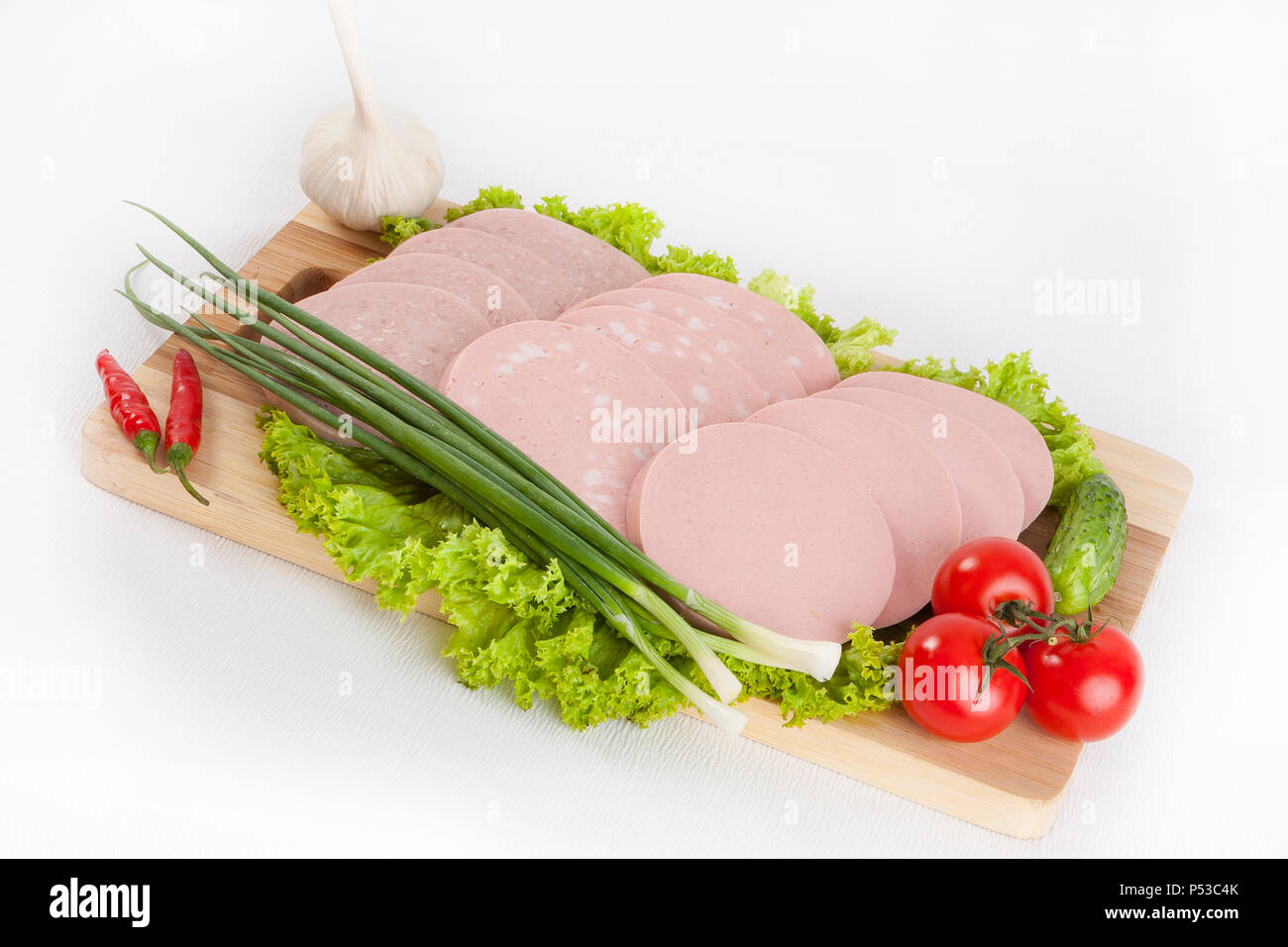 Bouillie avec saucisse verts, tomates et concombres. Servi avec du pain blanc ou noir. Des sandwichs avec de la saucisse sont un moyen facile et sain petit-déjeuner à la Banque D'Images