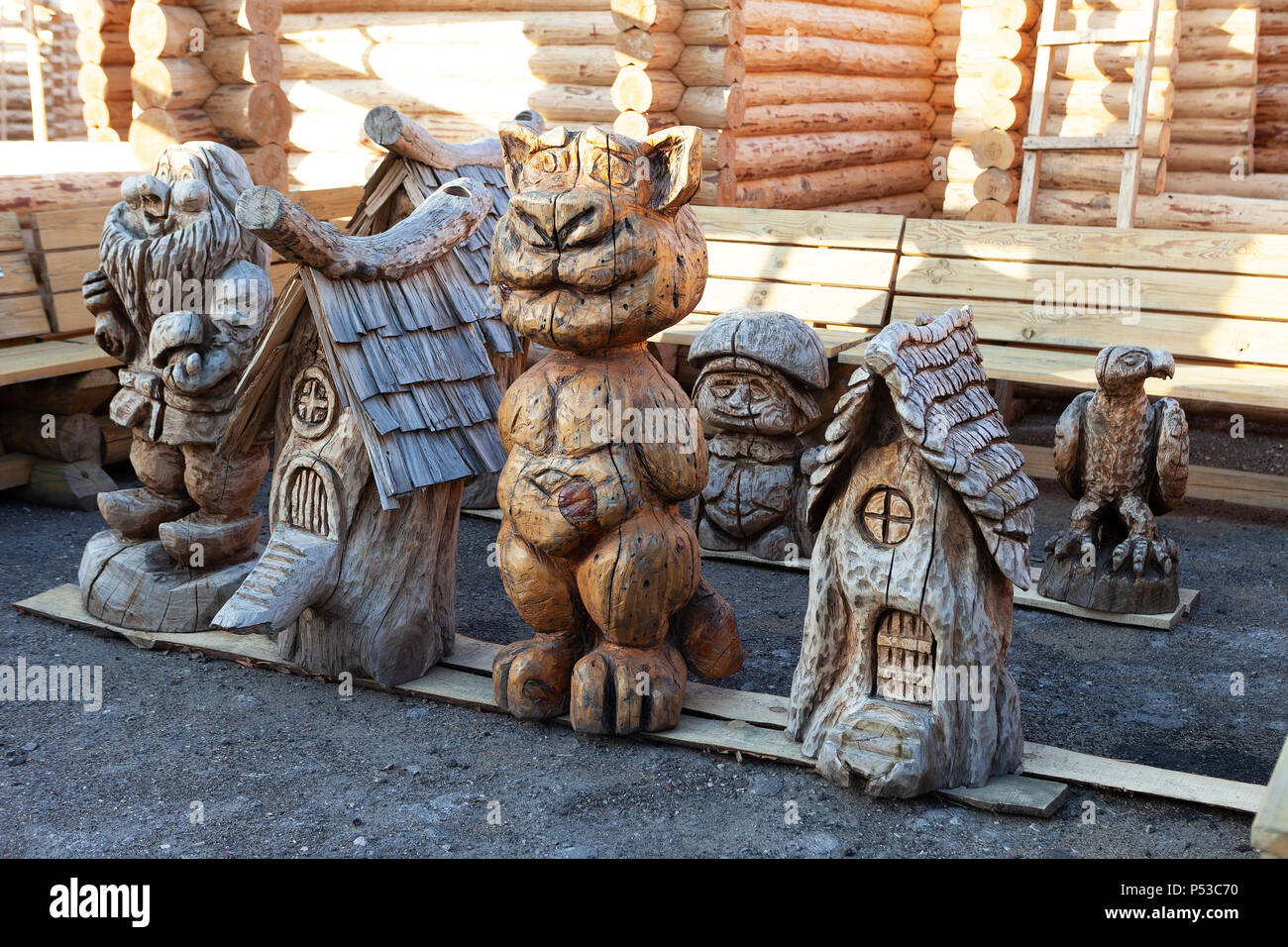 Sculptures en bois. Décoration de la cour. La sculpture sur bois. Banque D'Images