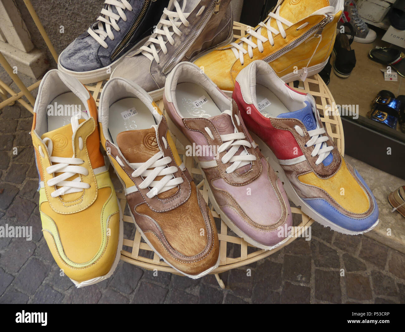 Magasin de chaussures en Ag, le lac de Garde, Italie. Photo : Tony Gale Banque D'Images