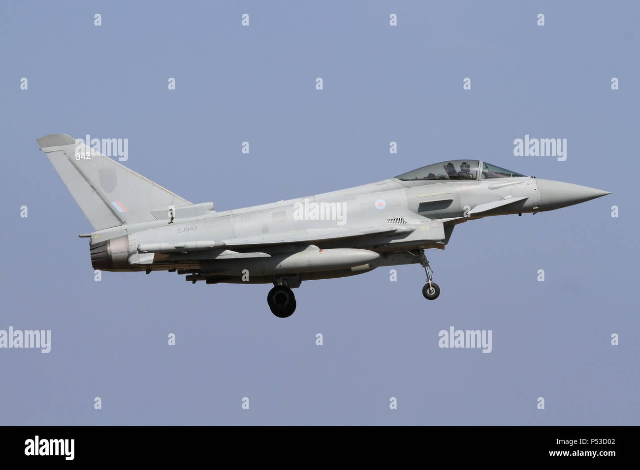 Début de l'Eurofighter Typhoon de la RAF RGF4 avec une peinture de finition rugueuse sur l'approche de la RAF Coningsby. Banque D'Images