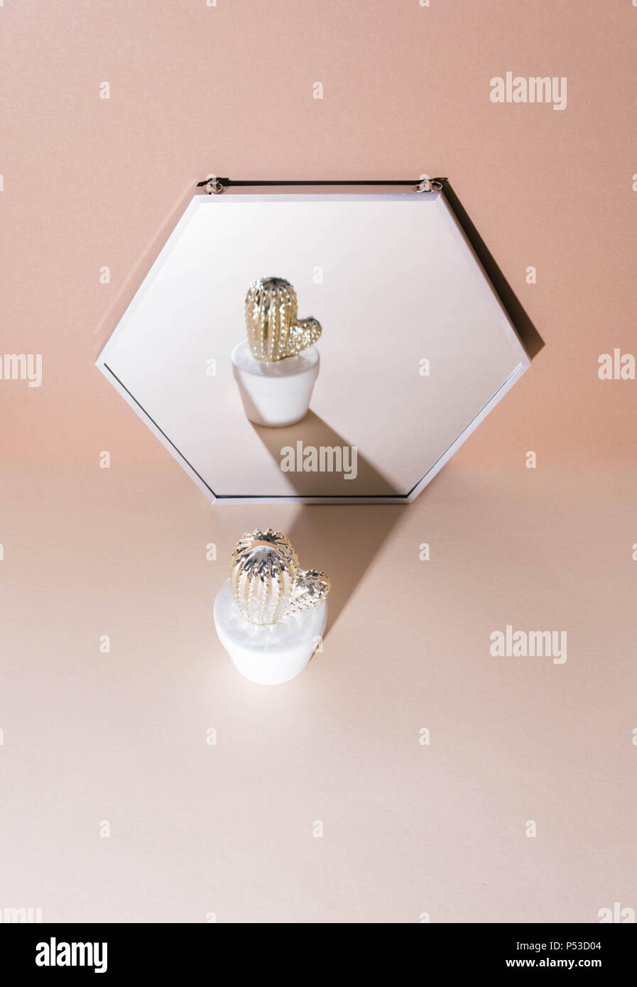 Creative golden cactus sur fond beige. Banque D'Images