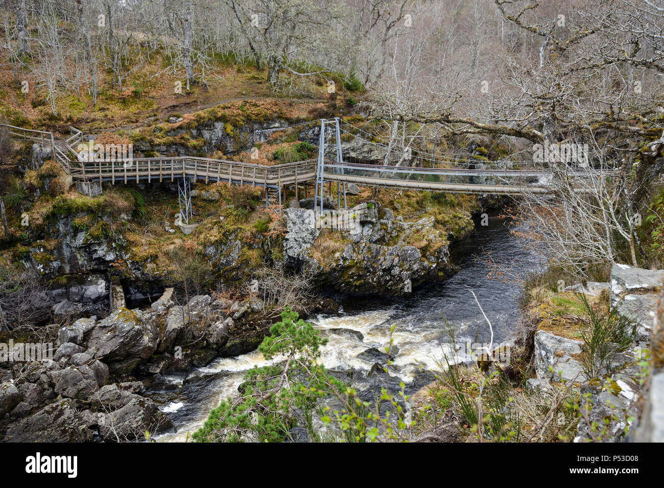 L'ensemble du pont suspendu de la rivière de l'eau noire à Rogie tombe à Ross-shire dans les Highlands d'Ecosse Banque D'Images