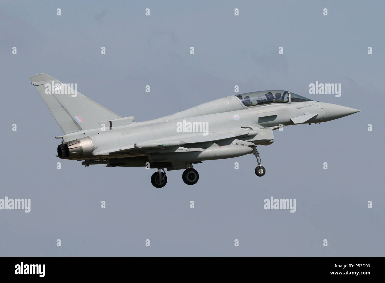 L'un d'un petit nombre de siège deux Eurofighter Typhoon T3's piloté par la Royal Air Force l'atterrissage retour à Coningsby. Banque D'Images