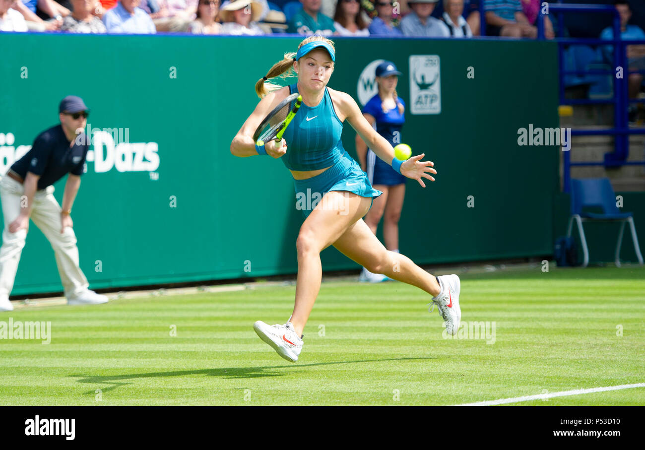 Katie Swan de Grande-Bretagne joue une balle dans son premier match contre Danielle Collins des USA au cours de la Nature Valley le tournoi international de tennis du Devonshire Park à Eastbourne East Sussex UK. 24 Juin 2018 Banque D'Images