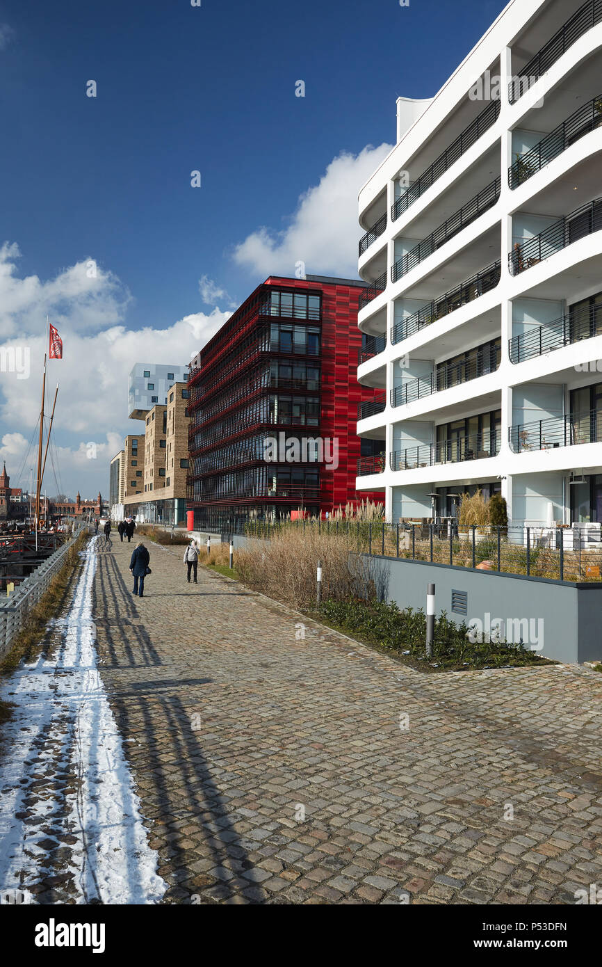 Berlin, Allemagne - Construction de bâtiments résidentiels et de bureaux sur les bords de la rivière Spree à Berlin-Friedrichshain. Banque D'Images