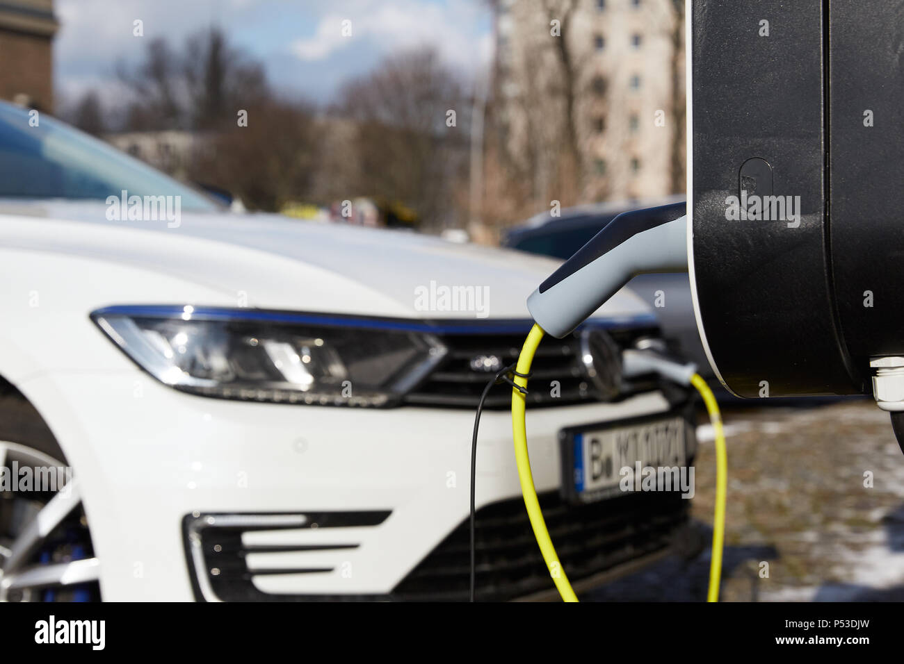 Berlin, Allemagne - charge une VW Passat estate voiture à une prise de charge. Banque D'Images