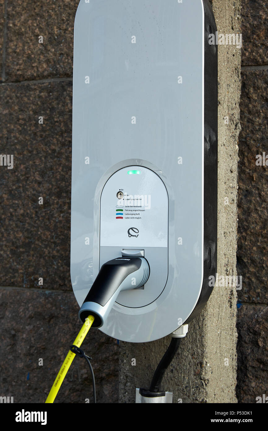 Berlin, Allemagne - un type 2 d'embrayage de charge dans un chargeur mural. Banque D'Images