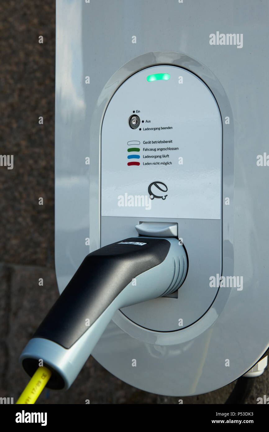 Berlin, Allemagne - un type 2 d'embrayage de charge dans un chargeur mural. Banque D'Images