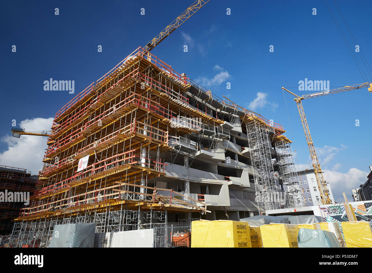 Berlin, Allemagne - Nouvelle construction d'un immeuble résidentiel dans le shell de Berlin-Friedrichshain avec sol en bois pour coffrage et Geruestkonstruktion pour balcons. Banque D'Images