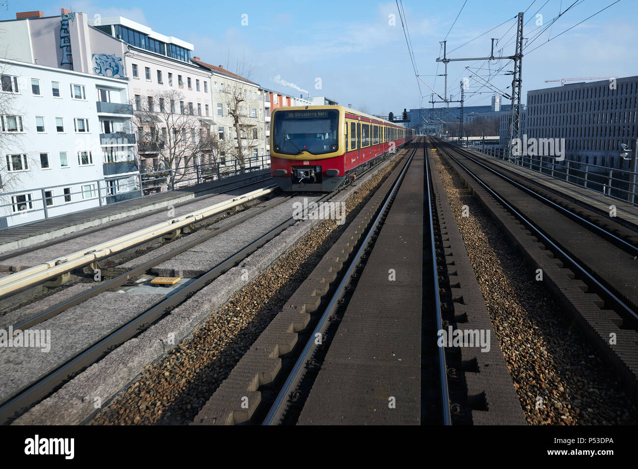 Berlin, Allemagne - Vue depuis le siège du conducteur d'un train régional sur les voies de la light rail près de Berlin-Hauptbahnhof. Banque D'Images