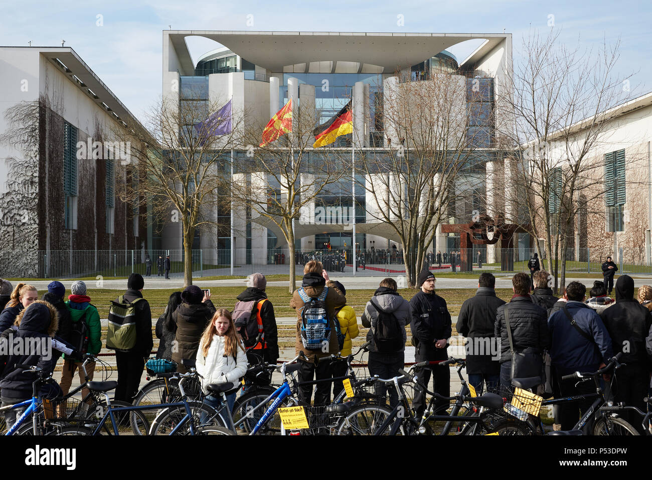 Berlin, Allemagne - les touristes et les visiteurs à l'avant du Bannmeile à la Chancellerie fédérale au cours d'une visite d'état. Banque D'Images