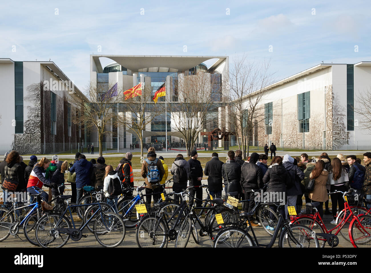 Berlin, Allemagne - les touristes et les visiteurs à l'avant du Bannmeile à la Chancellerie fédérale au cours d'une visite d'état. Banque D'Images