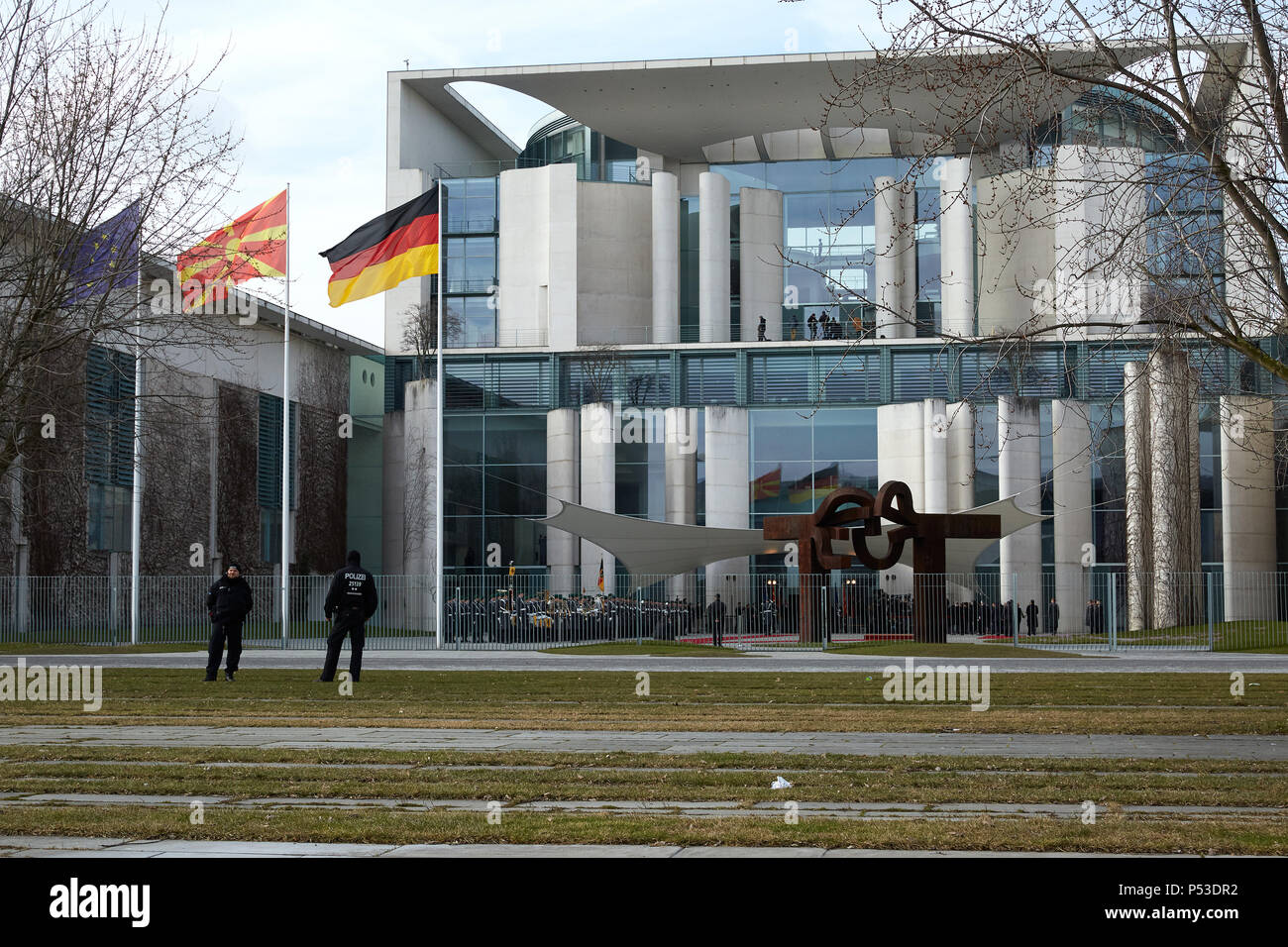 Berlin, Allemagne - Policier dans l'épeler à la Chancellerie fédérale au cours d'une visite d'état. Banque D'Images