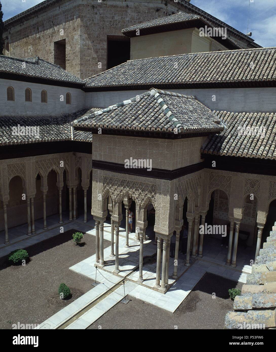 FACHADA OESTE DEL PATIO DE LOS LEONES - SIGLO XIV. Emplacement : ALHAMBRA-Patio de los Leones, Granada, Espagne. Banque D'Images