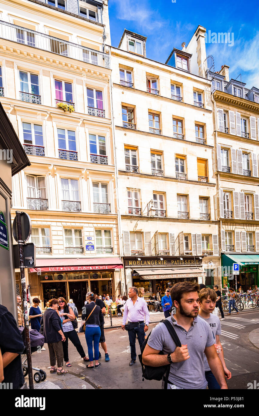 Les belles rues du Marais à Paris, France Banque D'Images