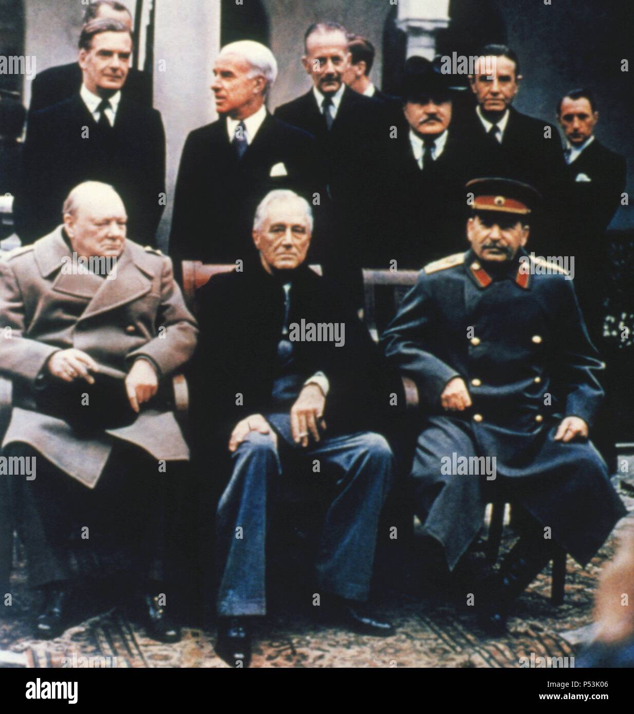 CHURCHILL (1874-1965), Roosevelt (1882-1945) y Staline (1879-1935) en la Conferencia de Yalta (1-11 février 1945) junto con STETTINIUS, MOLOTOV, HARRIMAN y Eden. Banque D'Images