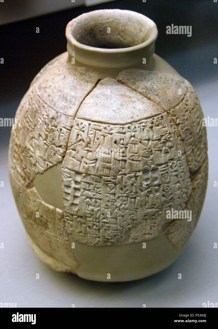 La Mésopotamie. Vase en terre cuite. Probablement à partir de la Umma. L'Iraq. Début de période dynastique. 2330 BC. Le document faisant référence à un conflit entre les villes-Etats de l'Umma et de Lagash dans l'ancienne Sumer. British Museum. Londres. L'Angleterre. United Kingdom. Banque D'Images