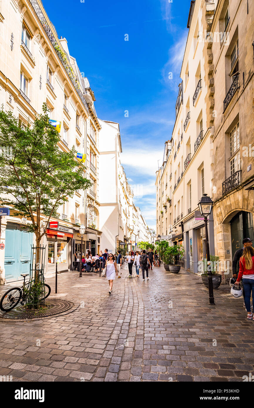 Les belles rues du Marais à Paris, France Banque D'Images