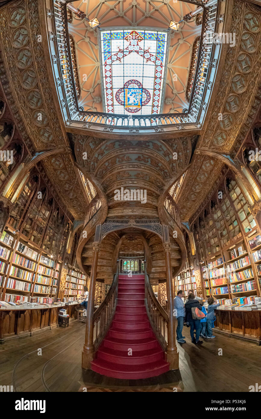 Célèbre Librairie Lello, interieur, escaliers, plafond, Porto Portugal Banque D'Images